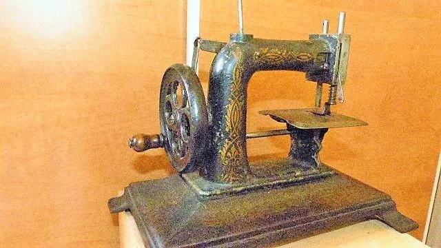 Machine a coudre "BABY" a Paris en fonte d'enfant début XXème