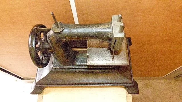 Machine a coudre "BABY" a Paris en fonte d'enfant début XXème