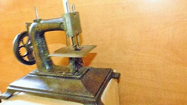Machine a coudre "BABY" a Paris en fonte d'enfant début XXème