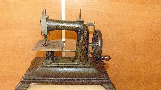 Machine a coudre "BABY" a Paris en fonte d'enfant début XXème
