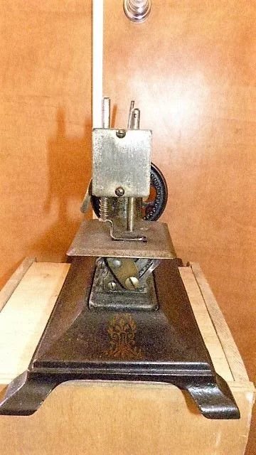 Machine a coudre "BABY" a Paris en fonte d'enfant début XXème