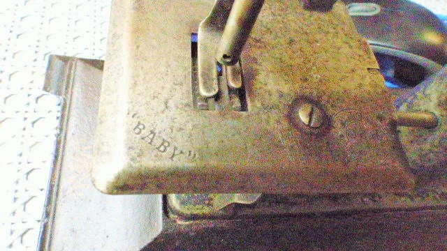 Machine a coudre "BABY" a Paris en fonte d'enfant début XXème