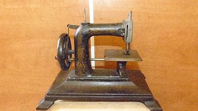 Machine a coudre "BABY" a Paris en fonte d'enfant début XXème