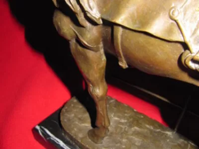 Cheval a la barrière en bronze sur socle en marbre milieu 20ème