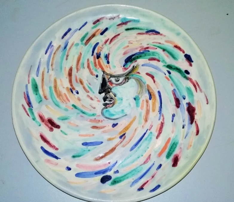 Assiette en faïence décor tête d'homme Cerennes Vallauris