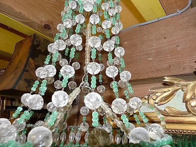 Lustre style louis XVI a pampilles en cristal vert et blanc style montgolfière non électrifié 19ème