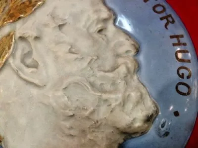 Médaillon faïence sculpture bas-relief portrait Victor Hugo E.Lachenal XXème