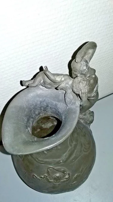 Pichet a vin en étain signé "Charles Perron vers 1900"