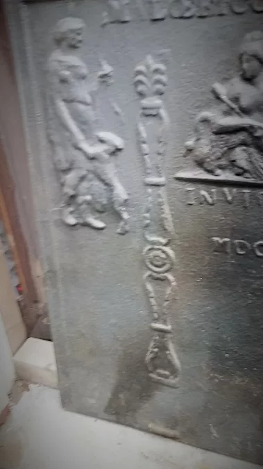 Grande plaque de cheminée décor gothique  18 ème