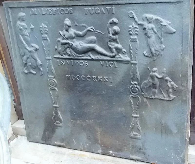 Grande plaque de cheminée décor gothique  18 ème