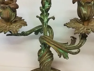 Paire de bougeoirs style louis XV en bronze patine verte 19ème