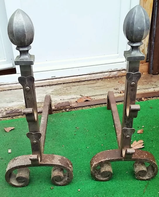 Paire de chenets en fer forgé haut 60 larg 25 prof 60 cm