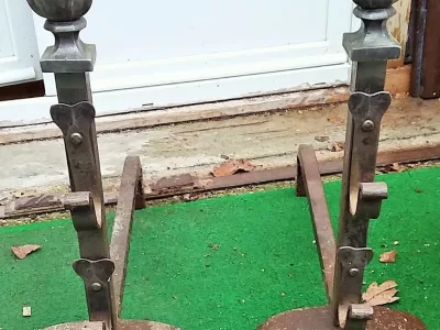Paire de chenets en fer forgé haut 60 larg 25 prof 60 cm