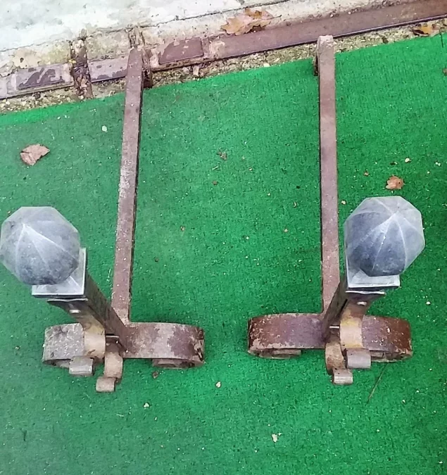 Paire de chenets en fer forgé haut 60 larg 25 prof 60 cm