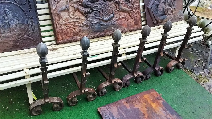 Paire de chenets en fer forgé haut 60 larg 25 prof 60 cm