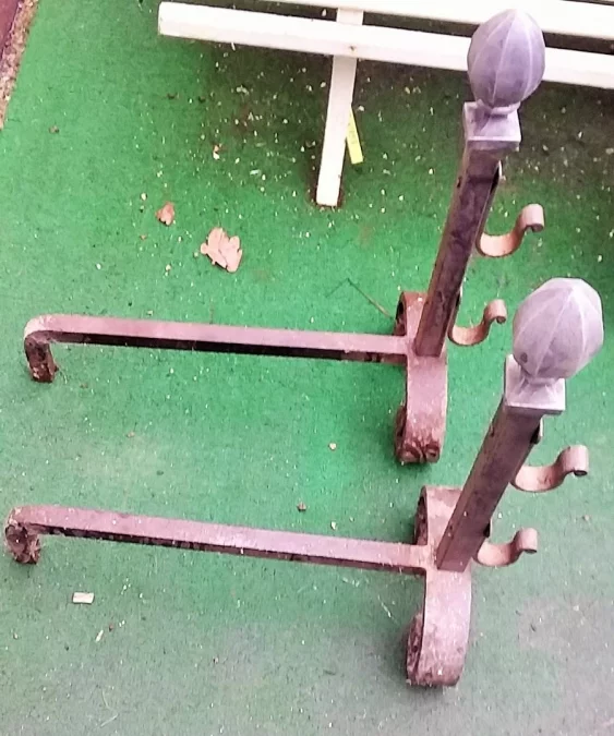Paire de chenets en fer forgé haut 60 larg 25 prof 60 cm
