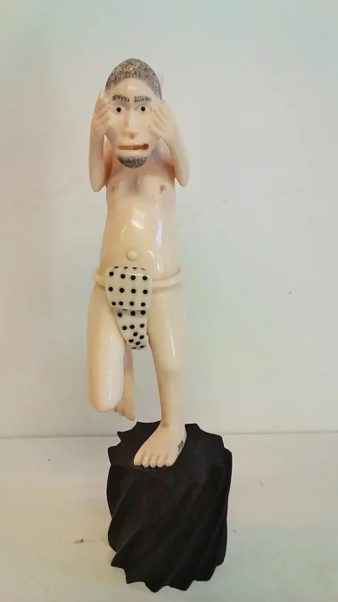 Statue okimono en ivoire homme tenant ça tête dans les mains curiosité début 20ème