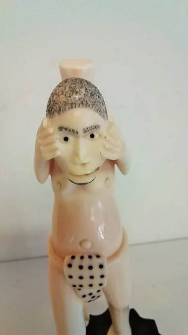 Statue okimono en ivoire homme tenant ça tête dans les mains curiosité début 20ème