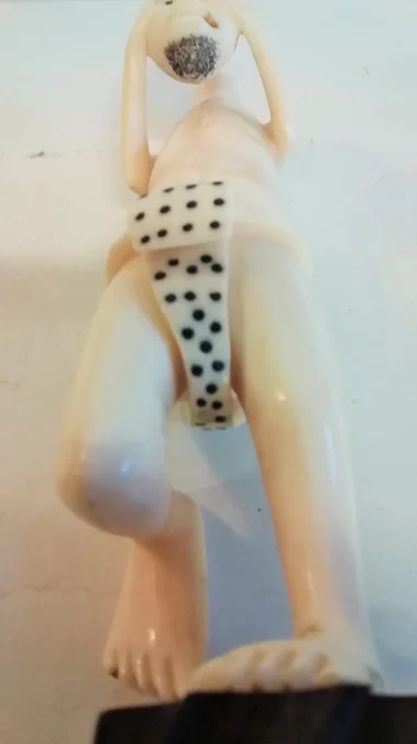 Statue okimono en ivoire homme tenant ça tête dans les mains curiosité début 20ème