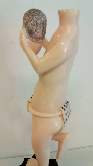 Statue okimono en ivoire homme tenant ça tête dans les mains curiosité début 20ème