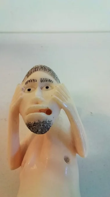 Statue okimono en ivoire homme tenant ça tête dans les mains curiosité début 20ème