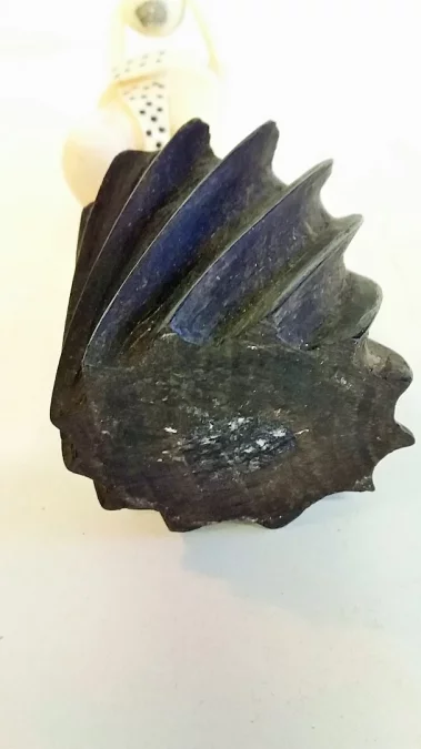 Statue okimono en ivoire homme tenant ça tête dans les mains curiosité début 20ème