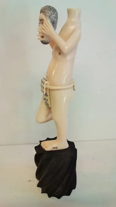 Statue okimono en ivoire homme tenant ça tête dans les mains curiosité début 20ème