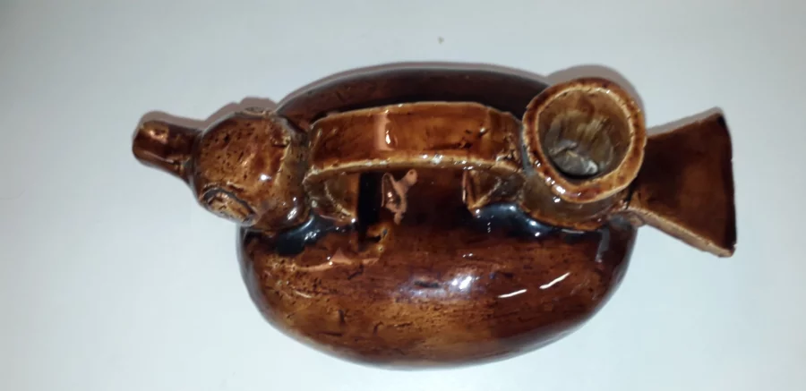 Cruche ou pichet forme canard en barbotine maron  époque milieu XXème