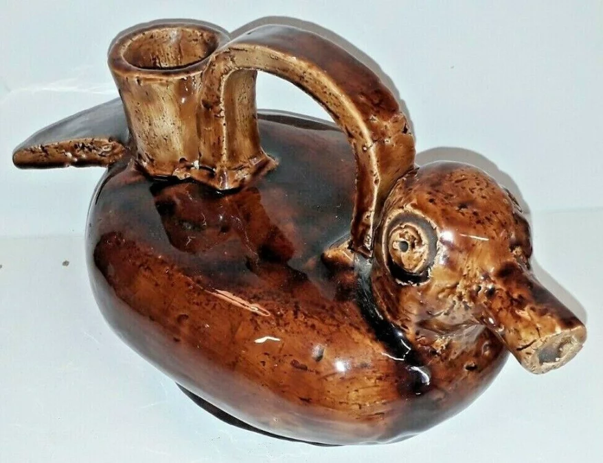Cruche ou pichet forme canard en barbotine maron  époque milieu XXème
