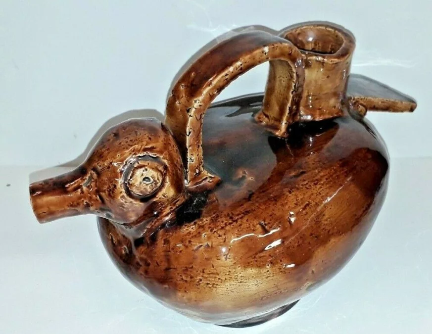 Cruche ou pichet forme canard en barbotine maron  époque milieu XXème