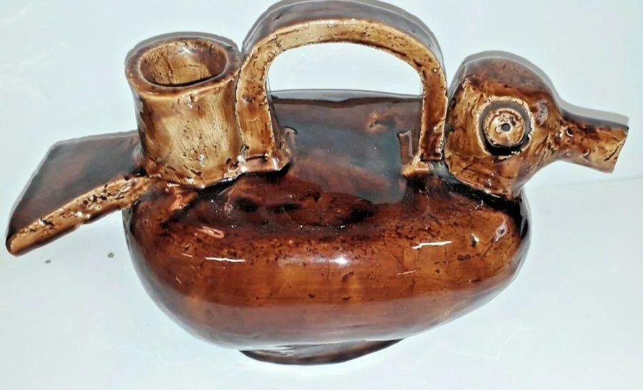Cruche ou pichet forme canard en barbotine maron  époque milieu XXème
