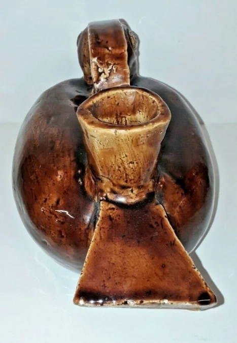 Cruche ou pichet forme canard en barbotine maron  époque milieu XXème