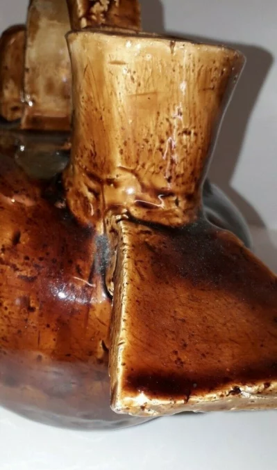 Cruche ou pichet forme canard en barbotine maron  époque milieu XXème