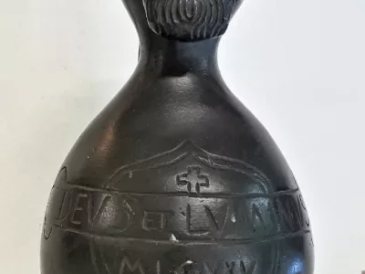 Curieux Pichet en bronze reposant sur trois pieds à tête de grotesque