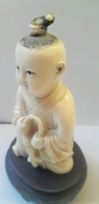 Okimono Netsuké sculpté d'un enfant  japon 19ème