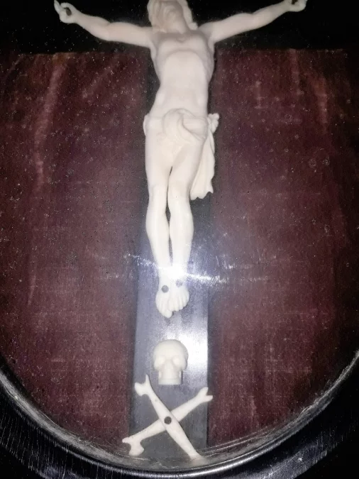 Christ en ivoire sculpté sur sa croix ou crucifix dans un cadre en bois noirci, d'époque XIXème siècle