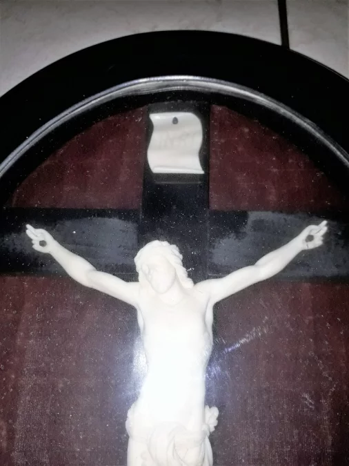 Christ en ivoire sculpté sur sa croix ou crucifix dans un cadre en bois noirci, d'époque XIXème siècle