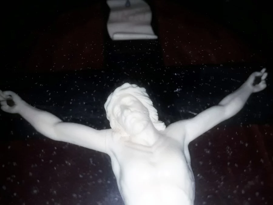 Christ en ivoire sculpté sur sa croix ou crucifix dans un cadre en bois noirci, d'époque XIXème siècle