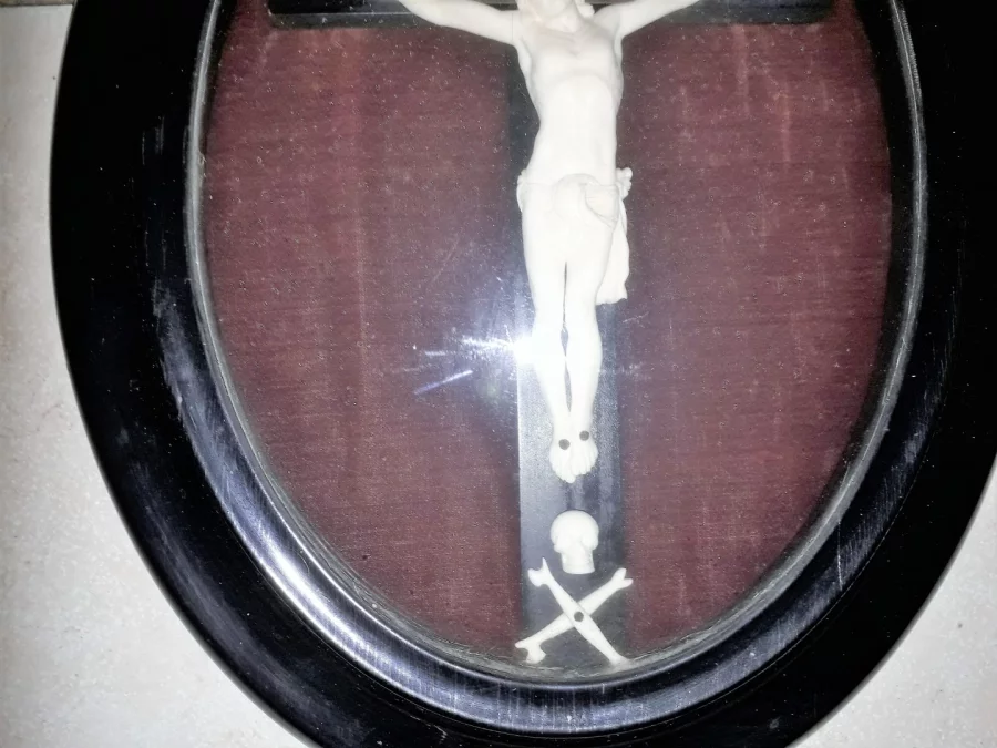 Christ en ivoire sculpté sur sa croix ou crucifix dans un cadre en bois noirci, d'époque XIXème siècle