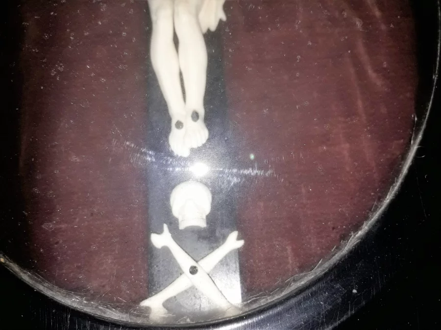 Christ en ivoire sculpté sur sa croix ou crucifix dans un cadre en bois noirci, d'époque XIXème siècle