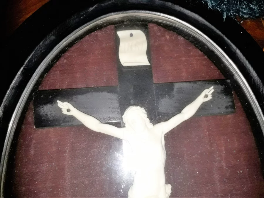 Christ en ivoire sculpté sur sa croix ou crucifix dans un cadre en bois noirci, d'époque XIXème siècle