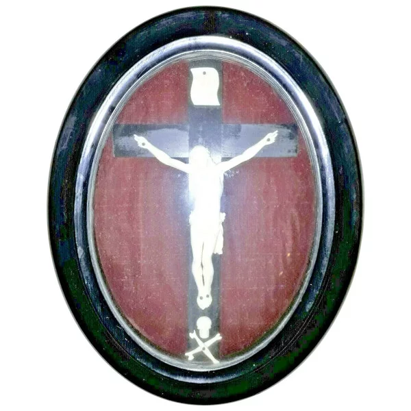 Christ en ivoire sculpté sur sa croix ou crucifix dans un cadre en bois noirci, d'époque XIXème siècle