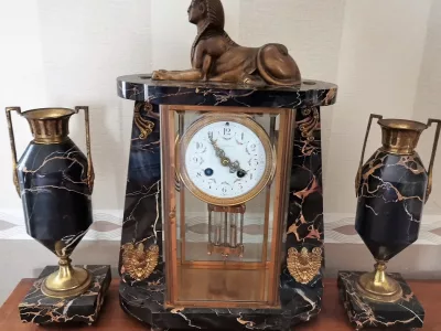 Garniture de cheminée en marbre et bronzes de style Empire