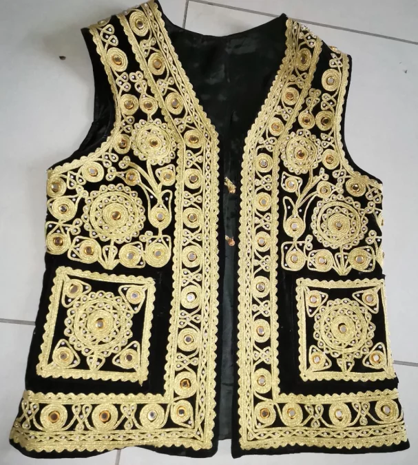 Gilet très richement brodé travail oriental début XXème