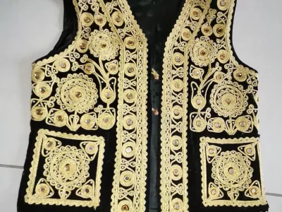 Gilet très richement brodé travail oriental début XXème