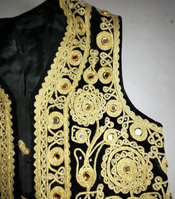 Gilet très richement brodé travail oriental début XXème