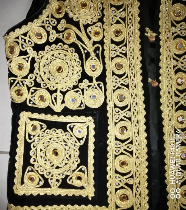 Gilet très richement brodé travail oriental début XXème