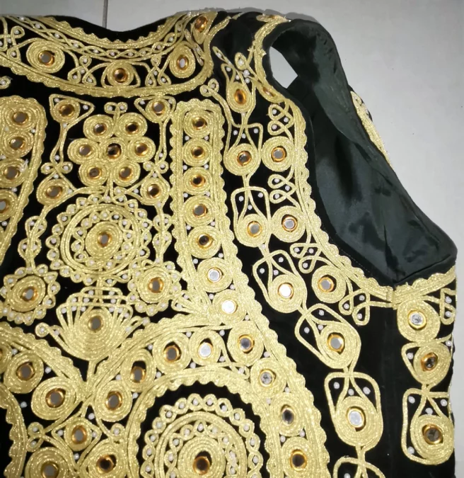 Gilet très richement brodé travail oriental début XXème