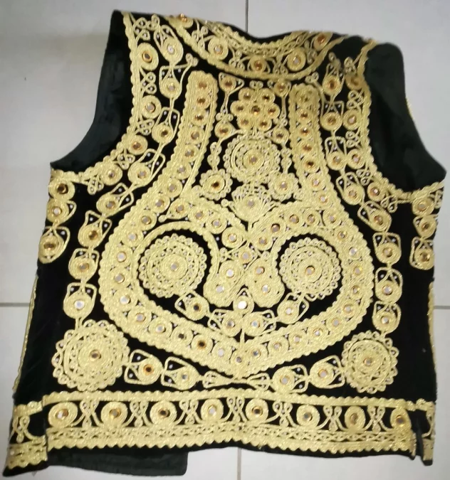 Gilet très richement brodé travail oriental début XXème