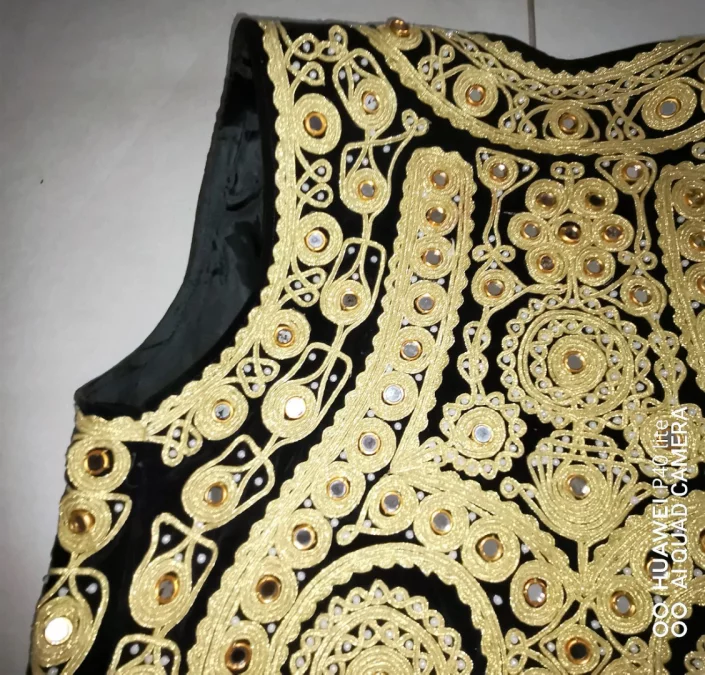 Gilet très richement brodé travail oriental début XXème